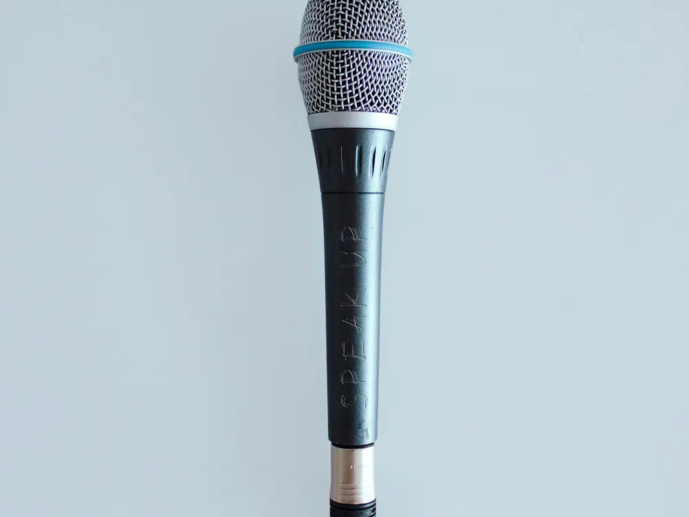 손에 들고 쓰는 형태의 다이내믹 마이크. 그물망 헤드가 둥글고 몸통이 길다